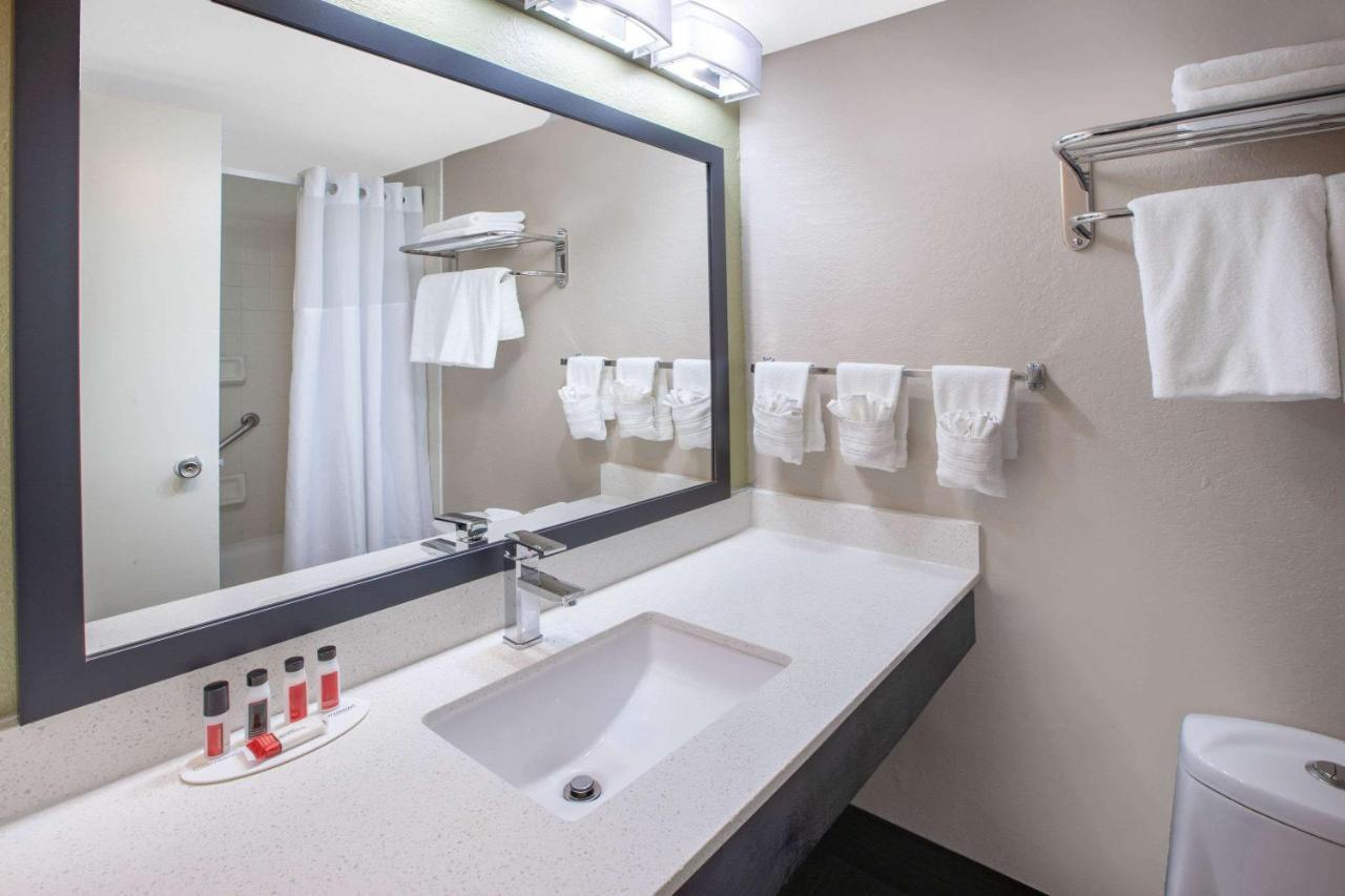 מלון ויומינג Baymont By Wyndham Grand Rapids Near Downtown מראה חיצוני תמונה