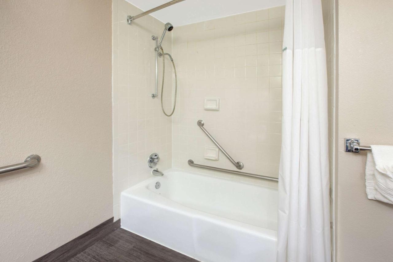 מלון ויומינג Baymont By Wyndham Grand Rapids Near Downtown מראה חיצוני תמונה