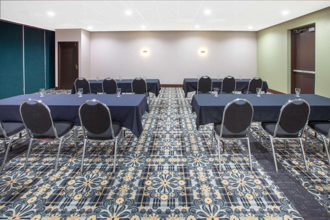 מלון ויומינג Baymont By Wyndham Grand Rapids Near Downtown מראה חיצוני תמונה
